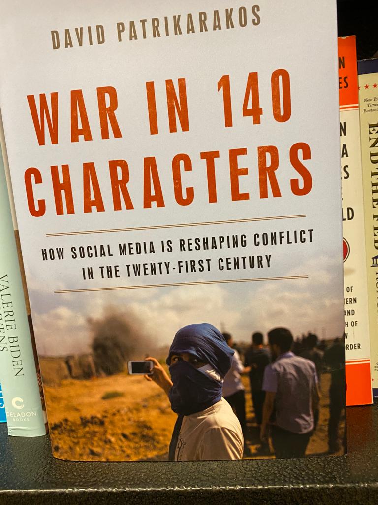 piscitelli's tweet photo. Destilando títulos de nuestra visita a @BNBuzz con mucho rico para cocinar. La guerra, las grietas internas en USA & rol de la IA en próximos conflictos empiezan a delinear una epistemología de la guerra que pronto examinaremos en el #cefje con @jesusmartinez @EscenariosUdeSA https://t.co/gB5lFVERyl