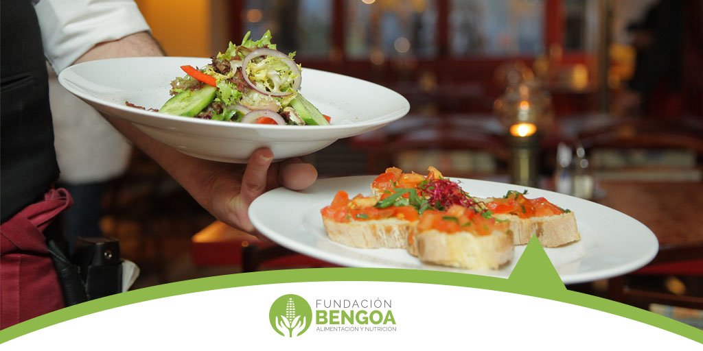 FUNDACIONBENGOA's tweet photo. Al momento de comer fuera de casa, ten en cuenta estas recomendaciones:

-Prefiere carnes con poca grasa, pescado, pollo sin piel y carne sin grasa visible.

-Escoge preparaciones al horno, a la plancha, salteadas o asadas.

-Beba agua en lugar de otras bebidas.

Continúa 👇🏼👇🏼 https://t.co/bGsuJ4b7EQ