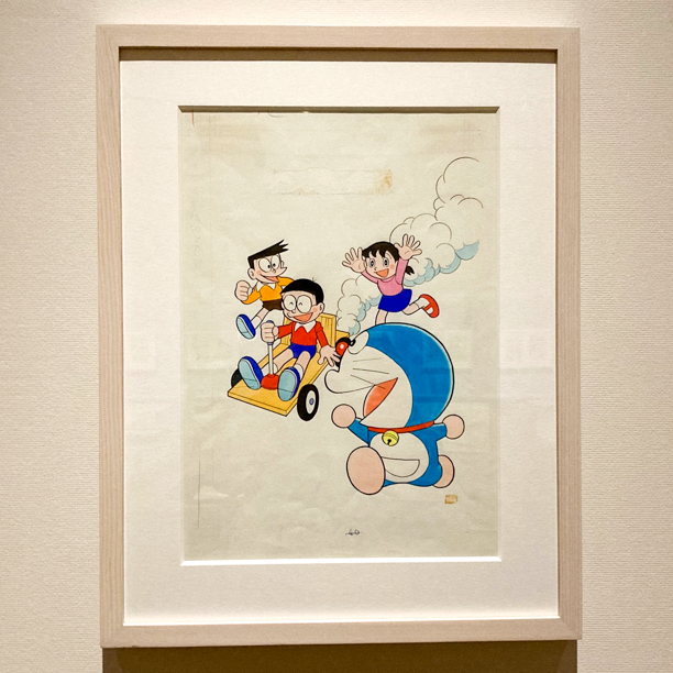 1F展示室Ⅰでは、壁面に『ドラえもん』のカラー原画9枚を展示中。色