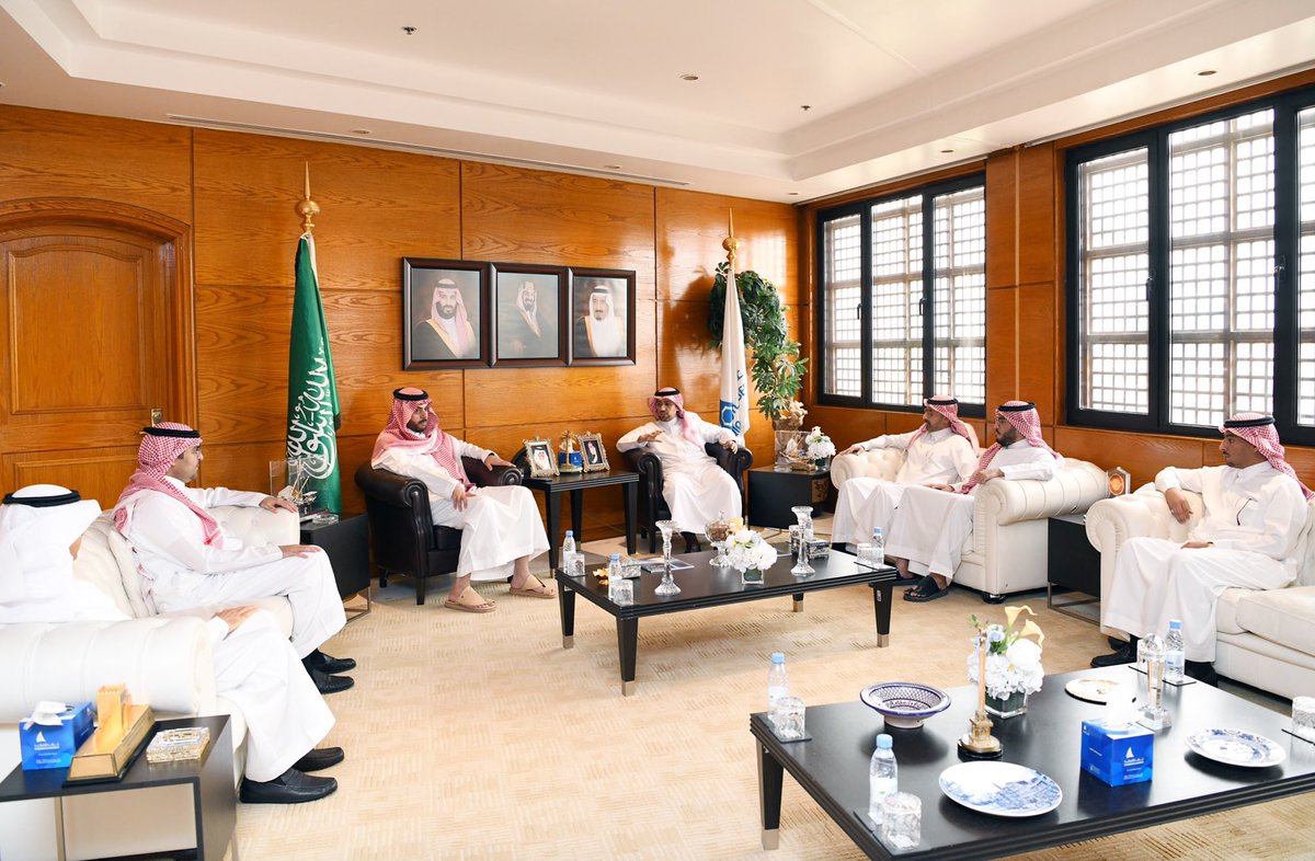 حضر اللقاء مدير فرع الهيئة بالمنطقة الشرقية زياد بن حسن الهديب وعضو مجلس ادارة الغرفة رئيس لجنة العقار والتطوير العمراني ماجد بن ابراهيم الجميح، والامين العام عبدالرحمن بن عبدالله الوابل