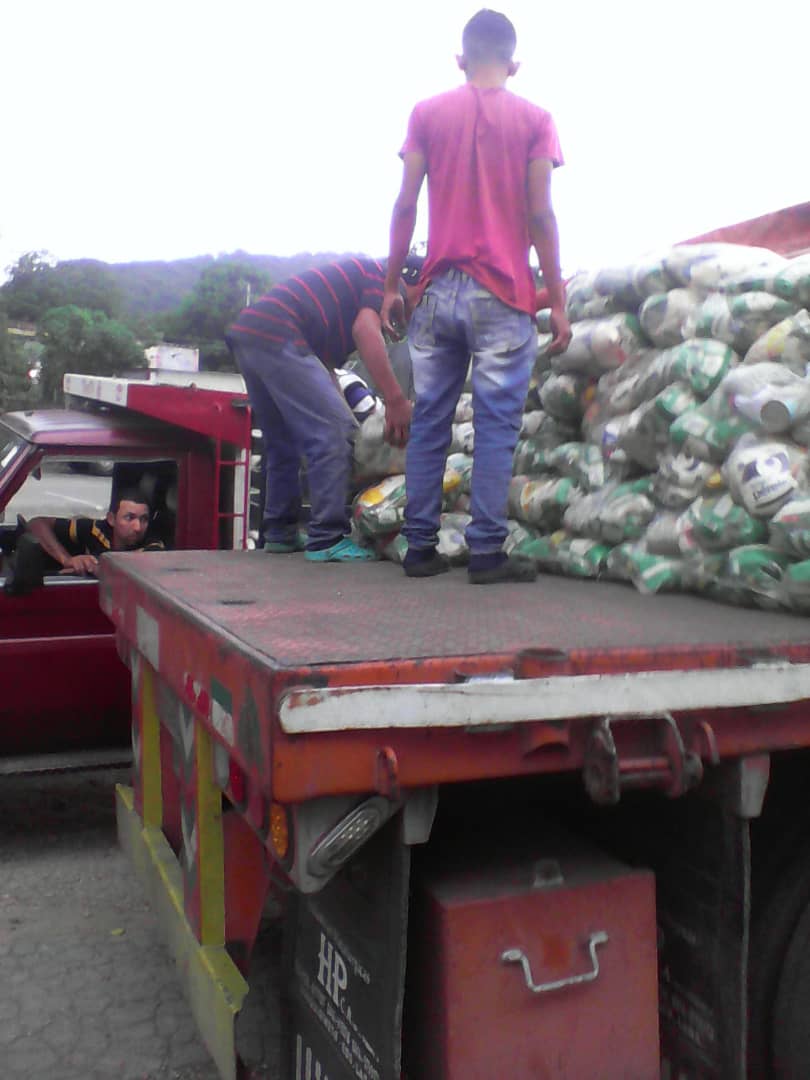 #SabiasQué |  En la Parroquia Montañas Verdes municipio Torres entregamos  5755 Mercados que  fueron distribuidos en 13 Clap . 
#MiClapPruductivo <a href="/LealTelleria/">M/G Carlos Leal Tellería</a> <a href="/maduro_en/">Nicolás Maduro</a> @Clap_Nacional