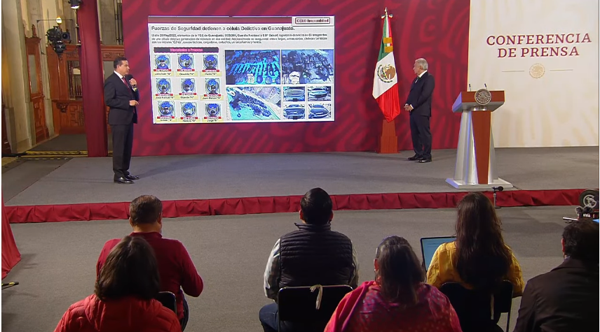 diario24horas's tweet photo. #LaMañanera El subsecretario @RicardoMeb informa que se detuvieron a nueve presuntos integrantes de una célula delictiva relacionada con el #CNJN en Guanajuato.

https://t.co/lGNotulOBj https://t.co/pWfXW6Mozv