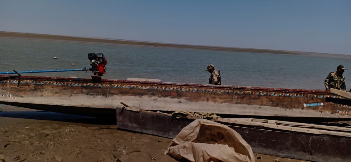 ArmedForces_IND's tweet photo. Border Security Force (#BSF) apprehended 2 #Pakistani fishermen at #HaramiNalla in Bhuj, #Gujarat.
#BSF recovered 4 Fishing boats from possession of the said Pakistan Fishermen.
#SirCreekWarriors
#Alert_BSF #IndianArmy #ArmedForces https://t.co/Bxjsz9saFO