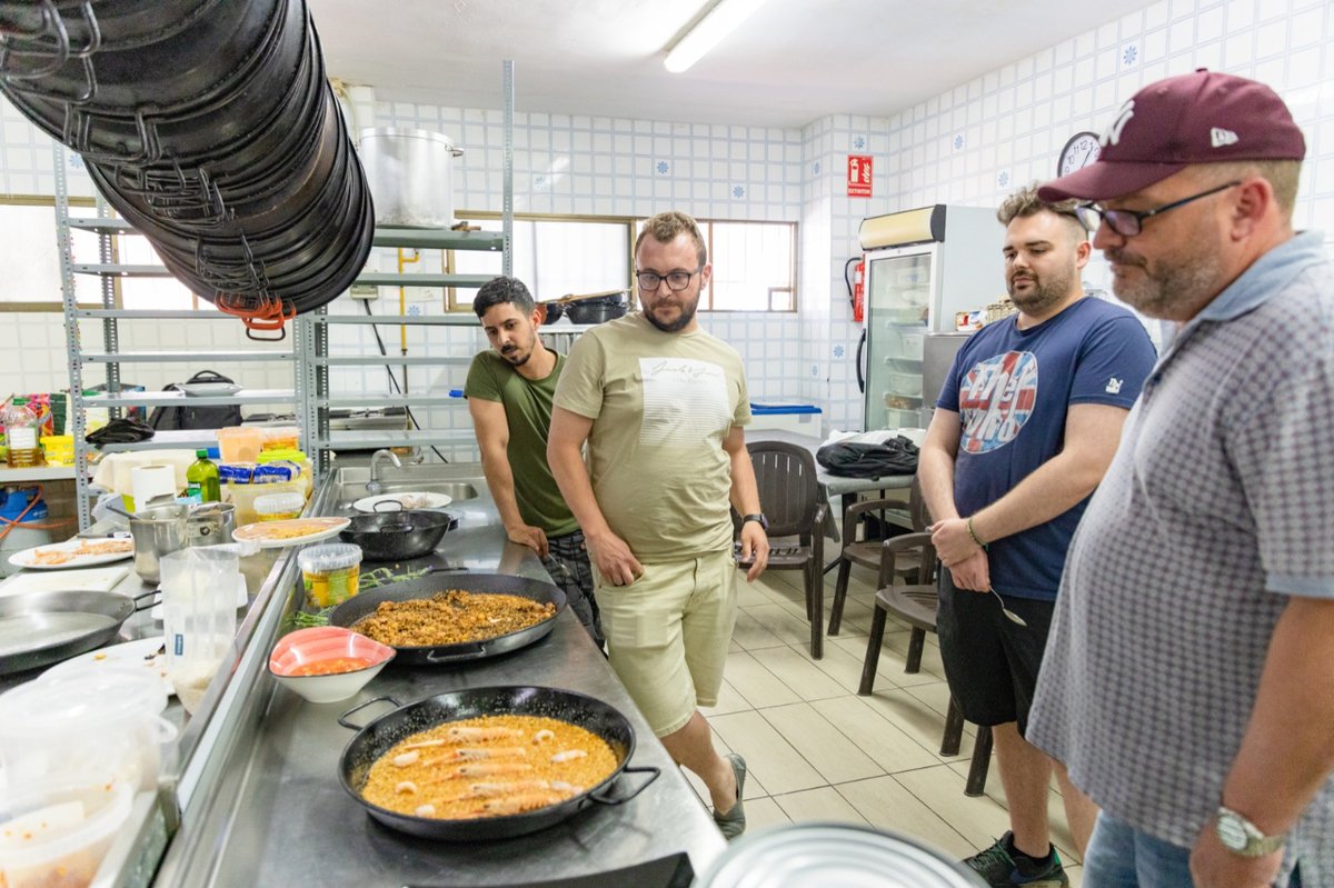 visitcullera's tweet photo. 🥘 El restaurante Los Olivos de Cullera acoge el Aula de Ciencia y Gastronomía, en la que el chef @DavidArizaAbad descubre la fórmula perfecta del arroz seco en paella.
✔ El acto ha sido convocado por @centredeturisme, @GVAinvattur, #AEHC, Artesanos del Arroz y #VisitCullera. https://t.co/XLp3uggUPE