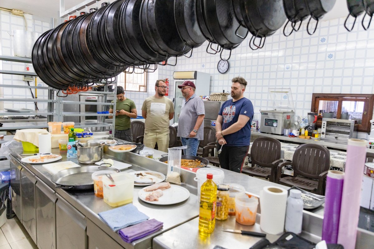 visitcullera's tweet photo. 🥘 El restaurante Los Olivos de Cullera acoge el Aula de Ciencia y Gastronomía, en la que el chef @DavidArizaAbad descubre la fórmula perfecta del arroz seco en paella.
✔ El acto ha sido convocado por @centredeturisme, @GVAinvattur, #AEHC, Artesanos del Arroz y #VisitCullera. https://t.co/XLp3uggUPE