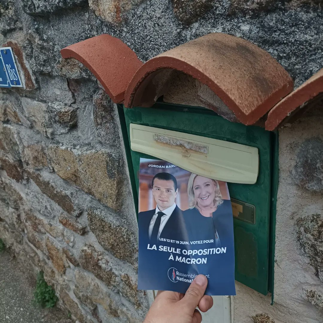 TimBouzon's tweet photo. Mobilisé dans mon Pilat natal. Boitage sur les communes de #Pélussin, #Chavanay et #Maclas.🏞️ 
Les législatives arrivent �� grands pas, ne vous laissez pas voler cette élection, faites la ! Votez pour vos candidats @RNational_off 🇨🇵
#Loire #legislatives2022 #Circo4204 #France https://t.co/wzJb5BCXNr