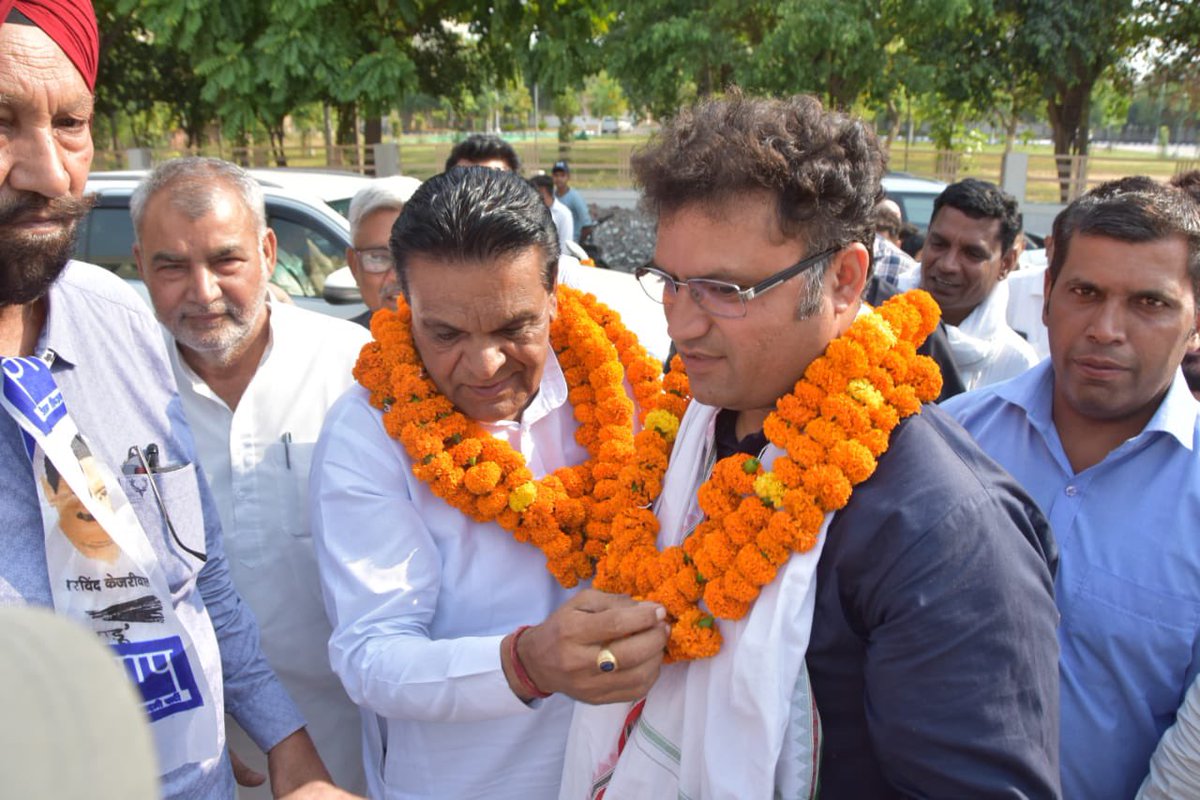 Tanwar_Indian's tweet photo. पेहवा (कुरुक्षेत्र) में पूर्व मंत्री बलबीर सैनी जी के निवास पहुंचकर पत्रकार वार्ता को ���ंबोधित कर आने वाली 29 मई की @ArvindKejriwal जी की रैली के लिए सभी हरियाणा वासियों को निमंत्रण दिया I https://t.co/QA1VkOnIZ3