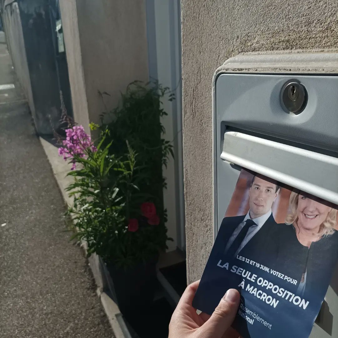 TimBouzon's tweet photo. Mobilisé dans mon Pilat natal. Boitage sur les communes de #Pélussin, #Chavanay et #Maclas.🏞️ 
Les législatives arrivent �� grands pas, ne vous laissez pas voler cette élection, faites la ! Votez pour vos candidats @RNational_off 🇨🇵
#Loire #legislatives2022 #Circo4204 #France https://t.co/wzJb5BCXNr