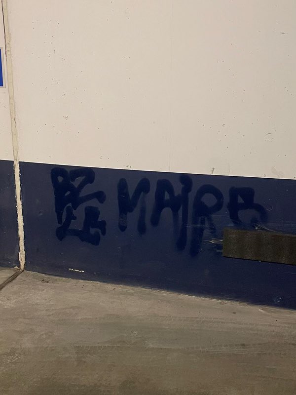 poliver69's tweet photo. Des tags me visant ont été découverts dans le parking du 6 rue Casimir Perrier
Cela fait suite aux nombreuses convocations de délinquants du quartier Confluence, dans le cadre des « rappels à l’ordre »que j’organise en mairie avec la police. 
Nous ne céderons pas face aux voyous. https://t.co/qZDQalx8IX