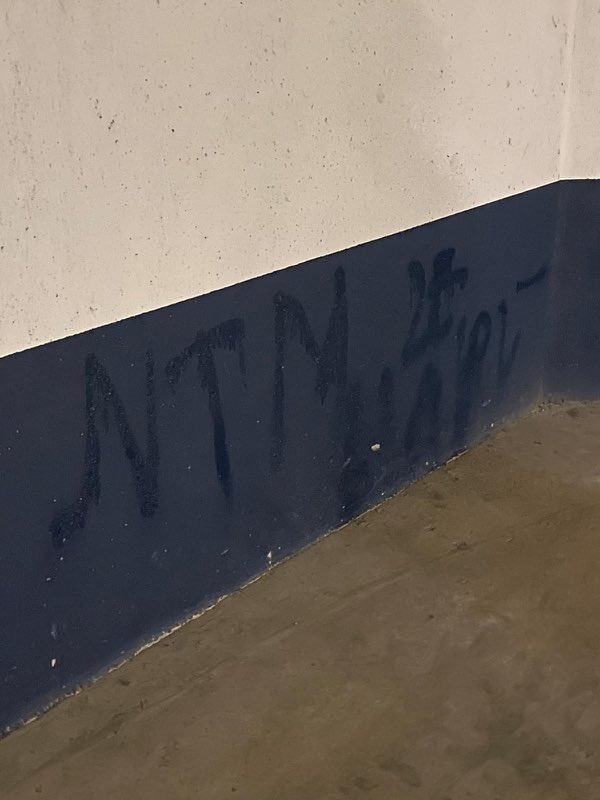 poliver69's tweet photo. Des tags me visant ont été découverts dans le parking du 6 rue Casimir Perrier
Cela fait suite aux nombreuses convocations de délinquants du quartier Confluence, dans le cadre des « rappels à l’ordre »que j’organise en mairie avec la police. 
Nous ne céderons pas face aux voyous. https://t.co/qZDQalx8IX