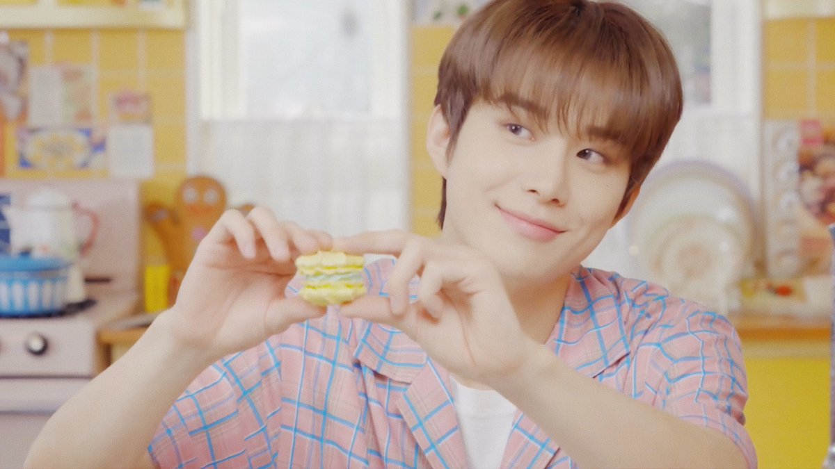 JUNGWOOK2M's tweet photo. Would you like to have some macarons? If you need a little more sweetness, you may eat them while looking at me. 😉 https://t.co/G9XdvfvN2s