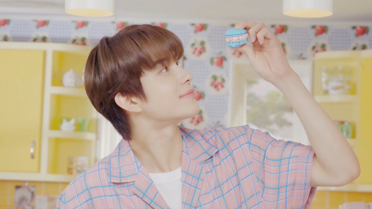 JUNGWOOK2M's tweet photo. Would you like to have some macarons? If you need a little more sweetness, you may eat them while looking at me. 😉 https://t.co/G9XdvfvN2s