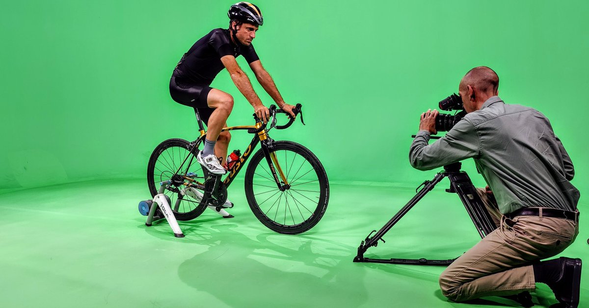 Kdo je tebe, <a href="/davidcrmelj/">David Črmelj</a>
kolesariti učil
Da si preplaval tisto primorsko reko
In se na <a href="/TVSLOsport/">Športni program TV Slovenija</a> naselil?