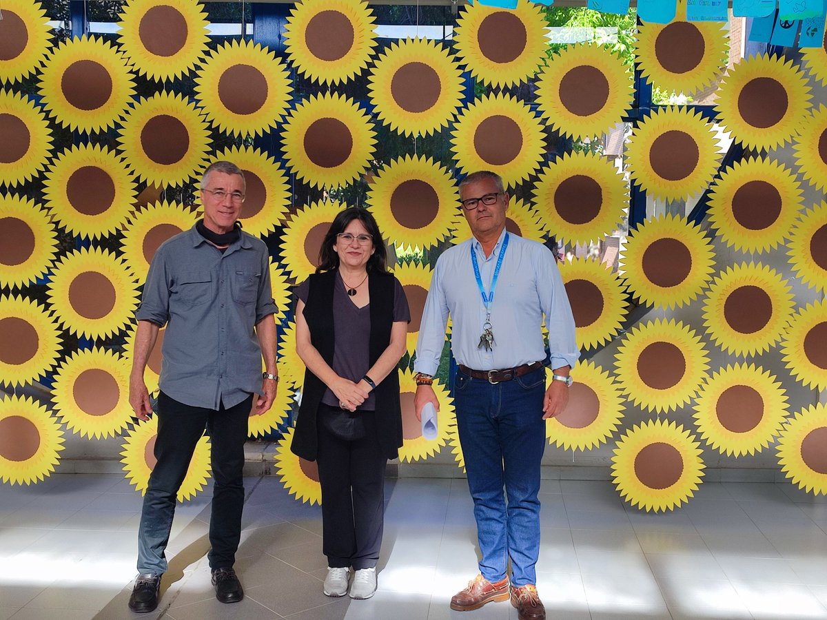 cprdemerida's tweet photo. #Iledelareunion en el @IESBuruaga_EPAS. El alumnado conociendo la isla francesa a través del profesor Jean Louis Kraemer, de Saint Denis. @sepie #internacionalizacion @erasmusplus https://t.co/4C2evgr1QZ