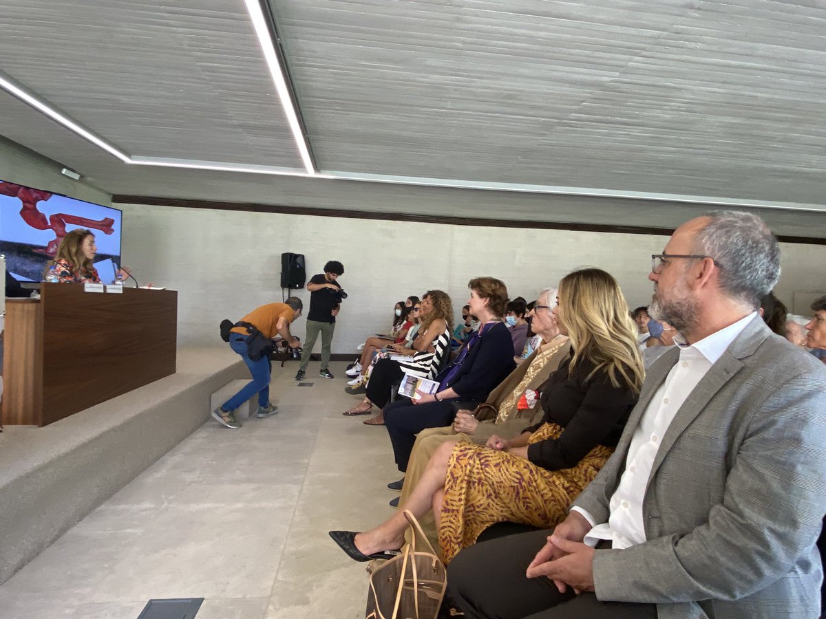 Una gozada poder escuchar a su autor del libro Jesús M. Castaño <a href="/castagarpo/">castagarpo</a>  y a la editora <a href="/eva_moll/">Eva Moll de Alba</a> directora de @vegueta_ediciones y patrona de la  @fundacion_acuorum presentar y dar a conocer la vida y obra de este canario ilustre a los niños. #NuestrosIustres <a href="/FMChirino/">Fundación M. Chirino</a>