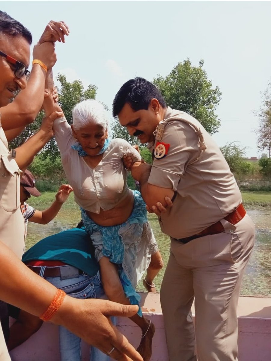 sonuIndian120's tweet photo. कमिश्नरेट पुलिस की बहादुरी से बची वृद्ध महिला की जान नहर में गिरी थी वृद्ध महिला एस.एच.ओ पारा दधिबल तिवारी मौके पर पहुंचकर वृद्ध महिला को नहर से निकलवाकर बचाई महिला की जान
@dhrubathakur @lkopolice @DCP_South https://t.co/5MExhskOz4