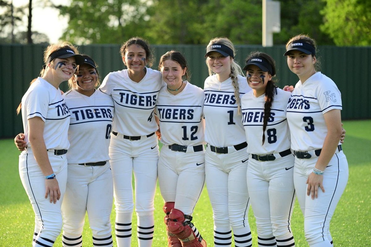 KCTigerSoftball's tweet photo. Happy graduation day to our seniors! We are so proud of you and can’t wait to see what all you will accomplish. The future is bright! https://t.co/S2WxP1AByM