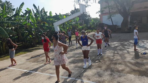 EnmaEsbu's tweet photo. Preparación de la tabla gimnástica con estudiantes de 7mo grado https://t.co/vhNzM1k6K1