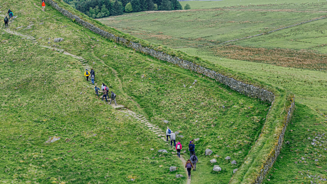 D6culture's tweet image. We’ve been out along #HadriansWall with @hennaasikainen and community participants new to the North East - taking time to explore, forage and to share with one another. More here: ow.ly/c73n50JiuXf
Photos: @SceneBySimone 
#WhoWeAre #TogetherWithRefugees