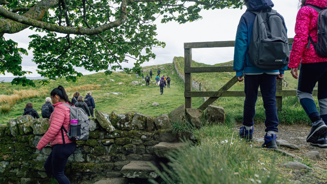 D6culture's tweet image. We’ve been out along #HadriansWall with @hennaasikainen and community participants new to the North East - taking time to explore, forage and to share with one another. More here: ow.ly/c73n50JiuXf
Photos: @SceneBySimone 
#WhoWeAre #TogetherWithRefugees
