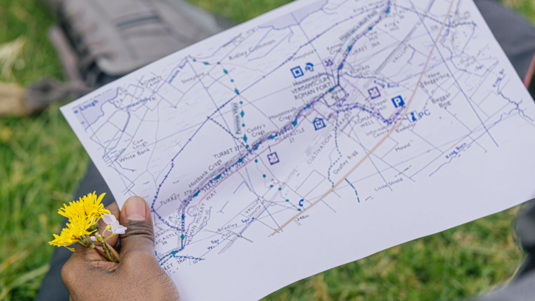 D6culture's tweet image. We’ve been out along #HadriansWall with @hennaasikainen and community participants new to the North East - taking time to explore, forage and to share with one another. More here: ow.ly/c73n50JiuXf
Photos: @SceneBySimone 
#WhoWeAre #TogetherWithRefugees