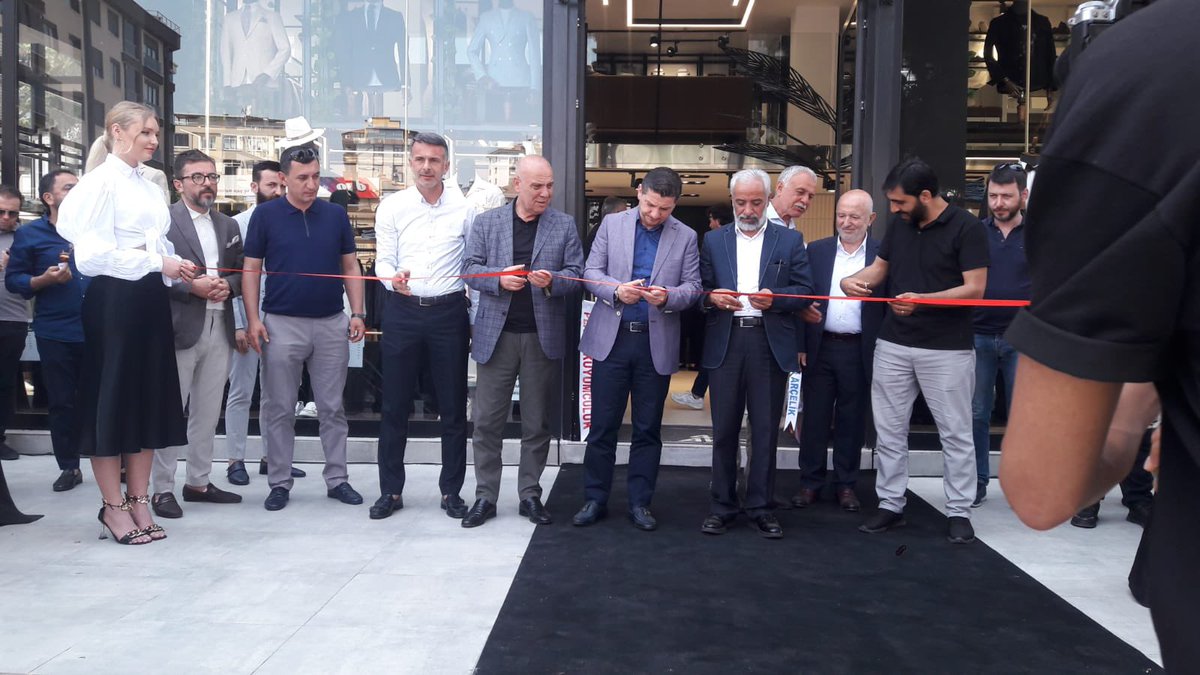 satsoticaret54's tweet photo. Mustafa Akcan abimizin değerli evlatları ile açtığı İstanbul Maltepede ki 3. şubelerinin açılışına icabet ettik. Satso olarak her zaman üyelerimizin yanında olmaya gayret edeceğiz. Rabbim komisyon üyemiz Enes Akcan kardeşimize ve ailesine hayırlı bereketli kazançlar nasip etsin. https://t.co/Oh5JFchkbT