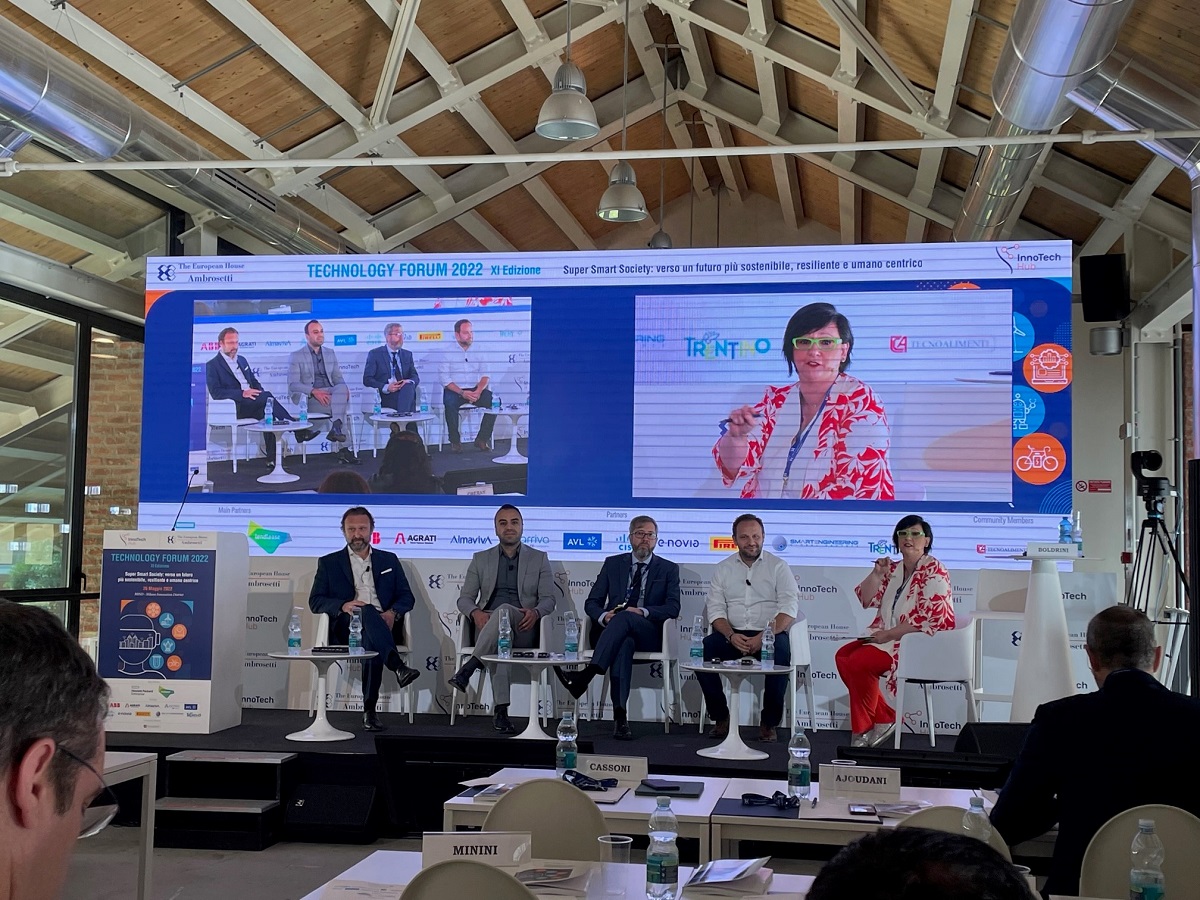 ABBItalia's tweet photo. Oggi al #TechnologyForum @Ambrosetti_ per parlare di #smartsociety, #ndustria50, futuro dell'energia e #bioeconomia circolare.
Andrea Cassoni di #ABBRobotics ha parlato dell'impegno #ABB per un'automazione #robotizzata sempre più #sostenibile e di #roboticacollaborativa. https://t.co/F4k5xI9OAv