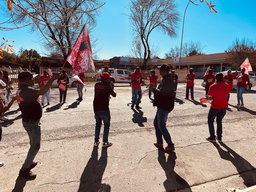 NehawuM's tweet photo. #SARSStrike 
#TotalShutDown
#NehawuMpumalanga https://t.co/c1wDMvt02Z