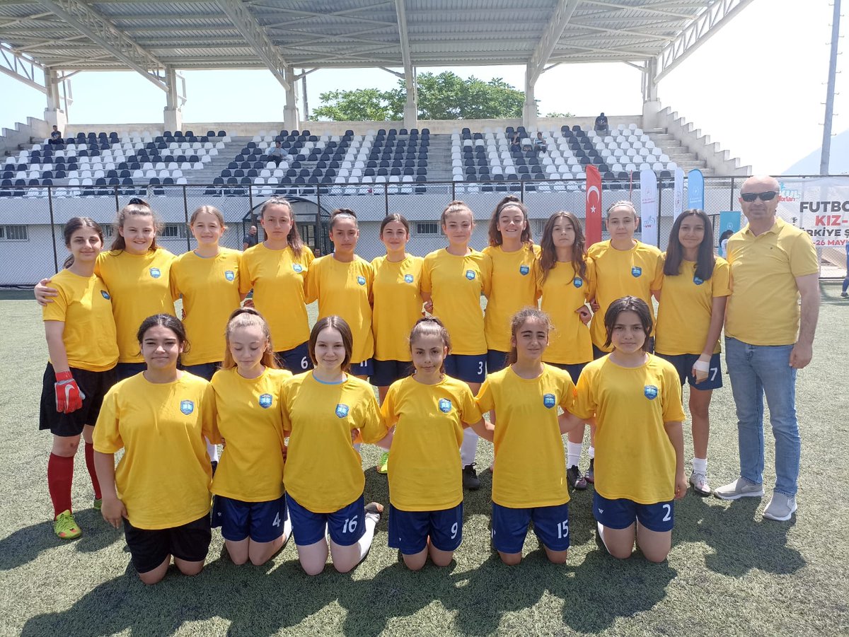 Osmangazi_MEM's tweet photo. MEB-GSB Protokolüyle düzenlenen "Okullararası Futbol Yıldız Kızlar Türkiye Birinci Ligi"'nde Salih Şeremet Ortaokulu Kız Futbol takımı Manisa'da yapılan finallerde Türkiye Şampiyonu🏆🥇 oldu.Ögrencilerimizi,B.E ögretmenimizi ve okul idaresini tebrik ederiz.@tcmeb @GurhanCokgezer https://t.co/oLL6kIT5mm
