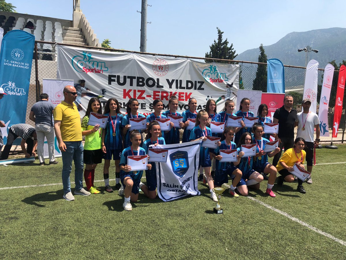 Osmangazi_MEM's tweet photo. MEB-GSB Protokolüyle düzenlenen "Okullararası Futbol Yıldız Kızlar Türkiye Birinci Ligi"'nde Salih Şeremet Ortaokulu Kız Futbol takımı Manisa'da yapılan finallerde Türkiye Şampiyonu🏆🥇 oldu.Ögrencilerimizi,B.E ögretmenimizi ve okul idaresini tebrik ederiz.@tcmeb @GurhanCokgezer https://t.co/oLL6kIT5mm