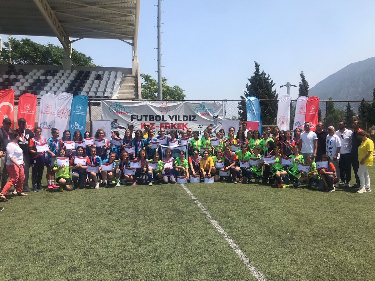 Osmangazi_MEM's tweet photo. MEB-GSB Protokolüyle düzenlenen "Okullararası Futbol Yıldız Kızlar Türkiye Birinci Ligi"'nde Salih Şeremet Ortaokulu Kız Futbol takımı Manisa'da yapılan finallerde Türkiye Şampiyonu🏆🥇 oldu.Ögrencilerimizi,B.E ögretmenimizi ve okul idaresini tebrik ederiz.@tcmeb @GurhanCokgezer https://t.co/oLL6kIT5mm