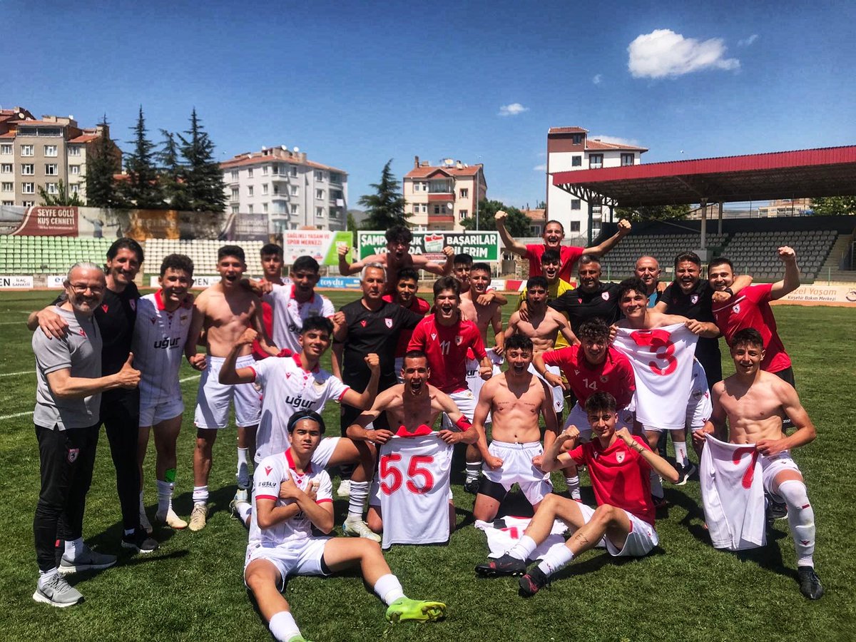 Büyük heyecanla başladığımız sezona daha çok isteyerek daha çok çalışarak devam ediyoruz. Grup aşamasında puan farkıyla ligi önünde bitirdiğimiz Trabzonspor U17 takımını eleme maçında 2-0 ile geçmenin mutluluğunu yaşıyoruz. Bravo takım 🔥 
#Devamıgelecek #samsunspor