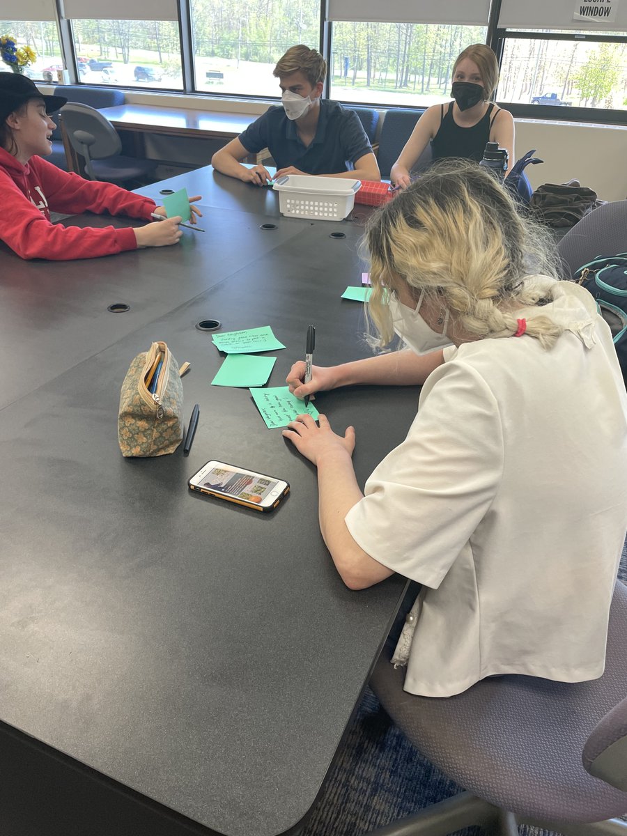 FoodnetMOW's tweet photo. Foodnet Meals on Wheels is thankful for the time @LansingCSD  High School Honor Society spent creating Notes for Neighbors! These hand-written notes brighten the day of our clients and remind them that many, many caring individuals in our community wish them well.  Thank you! https://t.co/mUKyPm9lhV