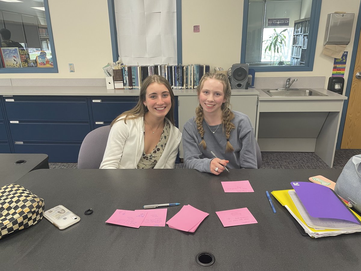 FoodnetMOW's tweet photo. Foodnet Meals on Wheels is thankful for the time @LansingCSD  High School Honor Society spent creating Notes for Neighbors! These hand-written notes brighten the day of our clients and remind them that many, many caring individuals in our community wish them well.  Thank you! https://t.co/mUKyPm9lhV