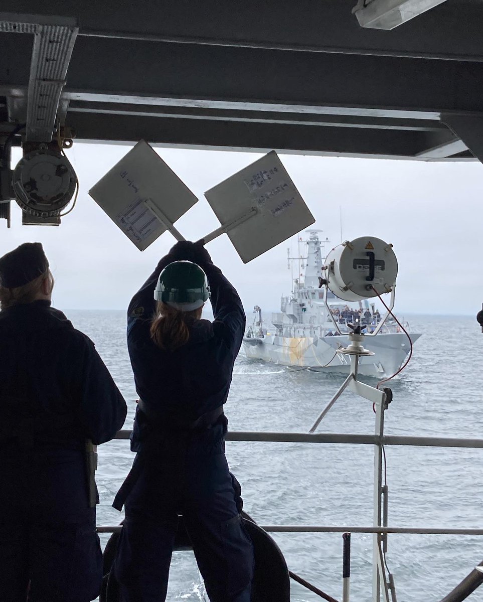 PeterJeppsson's tweet photo. Bra vecka ombord HMS Carlskrona där vi utbildat våra värnpliktiga besättningsmedlemmar (och anställda), bland annat skjutning med kulsprutor, bunkring av andra fartyg till sjöss, olika sjukvårdsmoment &amp; manövrering räddningsbåt. Önskar en fin Kristi himmelsfärdsdag! #säkpol #svfm https://t.co/9zEvsFhzIr