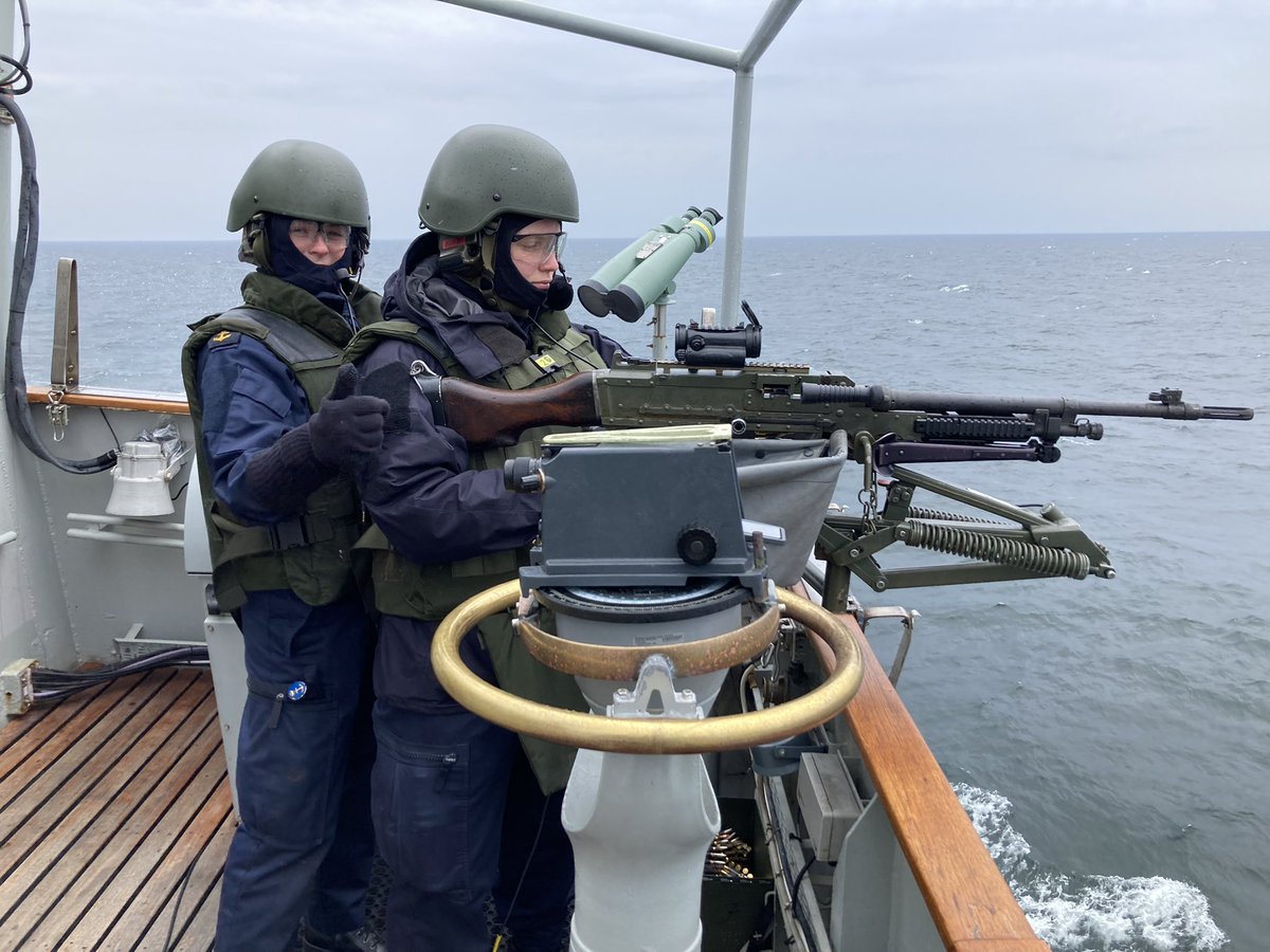PeterJeppsson's tweet photo. Bra vecka ombord HMS Carlskrona där vi utbildat våra värnpliktiga besättningsmedlemmar (och anställda), bland annat skjutning med kulsprutor, bunkring av andra fartyg till sjöss, olika sjukvårdsmoment &amp; manövrering räddningsbåt. Önskar en fin Kristi himmelsfärdsdag! #säkpol #svfm https://t.co/9zEvsFhzIr