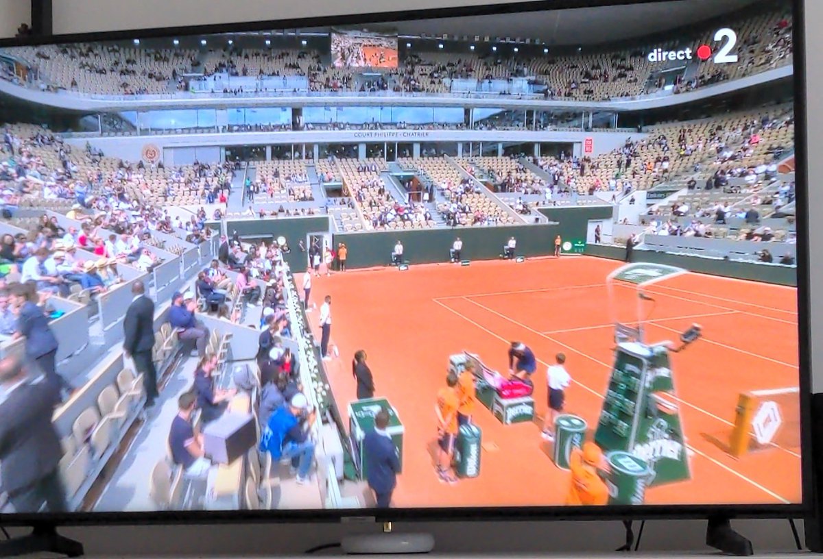 stvjnes's tweet photo. @FFTennis on peut avoir la billetterie versus le taux de remplissage? Tribunes remplies a 70%. Mince! On envoie du public ou on fait du fric au détriment de tout? https://t.co/NUgr2esOnZ