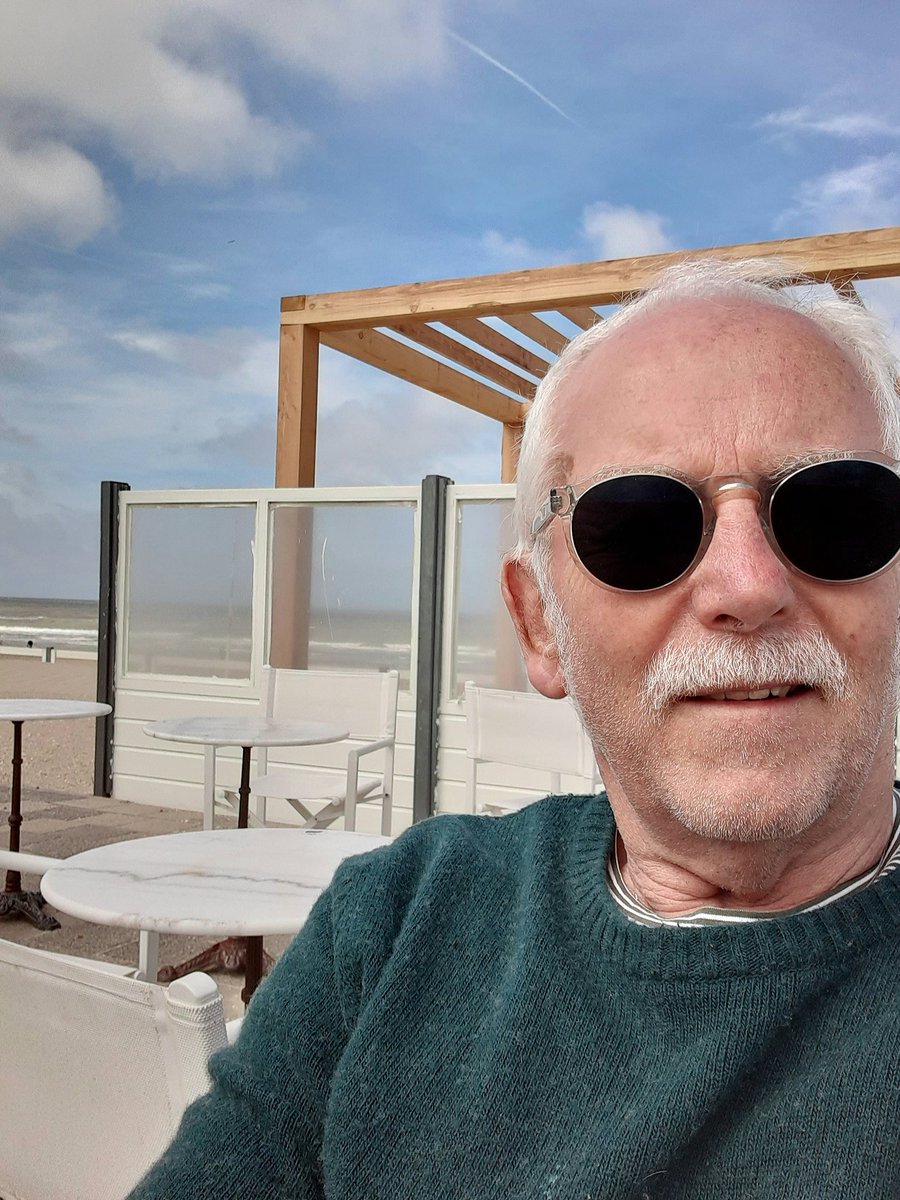 _johnsmc's tweet image. Billy no mates at the beach.