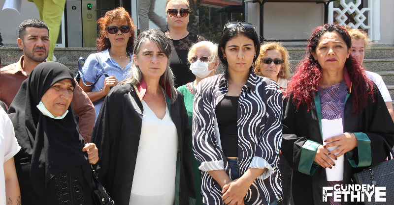 GundemFethiye's tweet photo. 🟪Sahra Gizem Aksu cinayetinin ilk duruşması görüldü

💬Sahra Gizem Aksu’nun kızı Melis Karakurt: “Annemi bilerek ve cani bir şekilde kasten öldürdü."