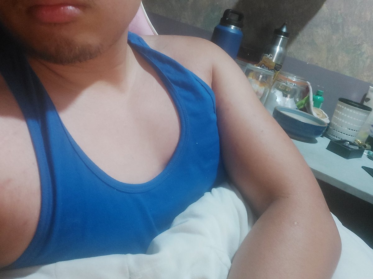 JedMuan's tweet photo. I never thought magiging problema ko chip crumbs falling inside sa middle ng chest ko dati noong payat ako. Kairita pala gorl https://t.co/TfTxANKofs