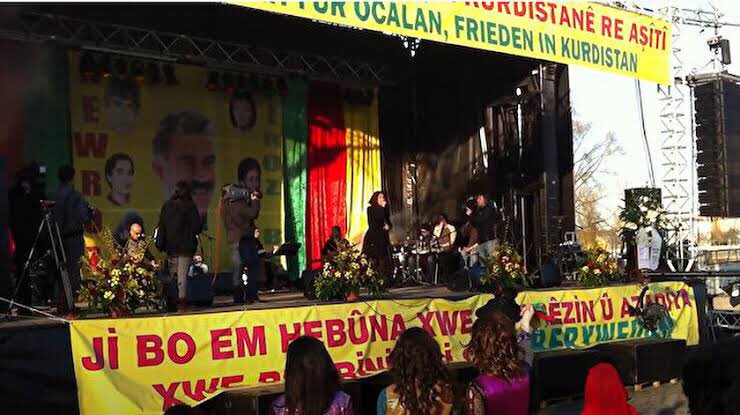 AdaletBakanim's tweet photo. + Haydı kızlaar savaşaaa 🎶🎶 apo başkana özgürlük ✌️

- Usta ben böyle birine platform verilmesini istemiyorum

+ ULAN NAMUSSUZ FAŞIST? SIRF KÜRTÇE SÖYLÜYOR DIYE BIRINI YASAKLAMAK NE! IRKÇISINIZ! BARIŞ! ✌️ AHMET KAYA, ÇATAL BIÇAK SETI! ✌️ https://t.co/iblPFMtwoa