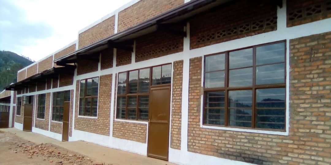 KamubugaS's tweet photo. @GakenkeDistrict nyuma yuko umuyaga udusenyeye ishuri hano @KamubugaS twahisemo gusakara muri ubu buryo, kandi turabona butanga igisubizo ku kibazo cyo kwirinda umuyaga @RwandaLocalGov @NyirarugeroD @NizeyimanaJmv13 @inzizaJbosco https://t.co/cyXoG2NucJ