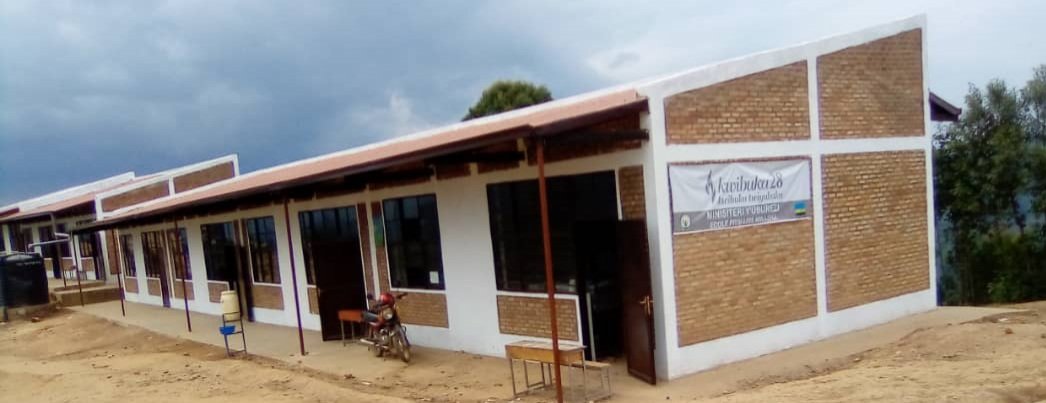 KamubugaS's tweet photo. @GakenkeDistrict nyuma yuko umuyaga udusenyeye ishuri hano @KamubugaS twahisemo gusakara muri ubu buryo, kandi turabona butanga igisubizo ku kibazo cyo kwirinda umuyaga @RwandaLocalGov @NyirarugeroD @NizeyimanaJmv13 @inzizaJbosco https://t.co/cyXoG2NucJ