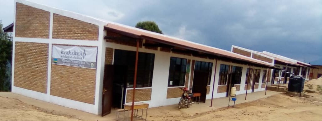 KamubugaS's tweet photo. @GakenkeDistrict nyuma yuko umuyaga udusenyeye ishuri hano @KamubugaS twahisemo gusakara muri ubu buryo, kandi turabona butanga igisubizo ku kibazo cyo kwirinda umuyaga @RwandaLocalGov @NyirarugeroD @NizeyimanaJmv13 @inzizaJbosco https://t.co/cyXoG2NucJ