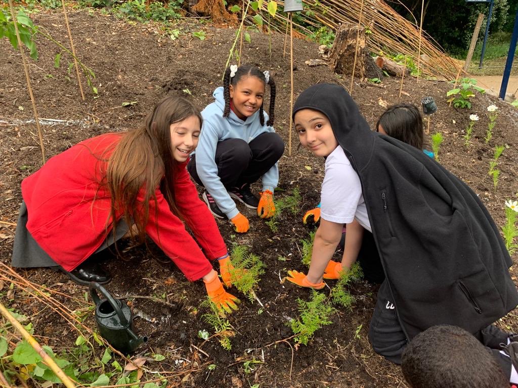 Cavendish_W4's tweet photo. Year 6 @Chiswick_House today. Proud to be part of this collaboration. #learnthroughexperience #community #❤️Cavendish https://t.co/DtF2J6F6ro
