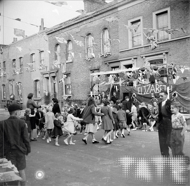 TateImages's tweet photo. Happy Platinum Jubilee! Here are some photos from the Coronation, taken in London's East End by the artist Nigel Henderson. 

https://t.co/FJki1eKQXJ https://t.co/W7sSyUf22U