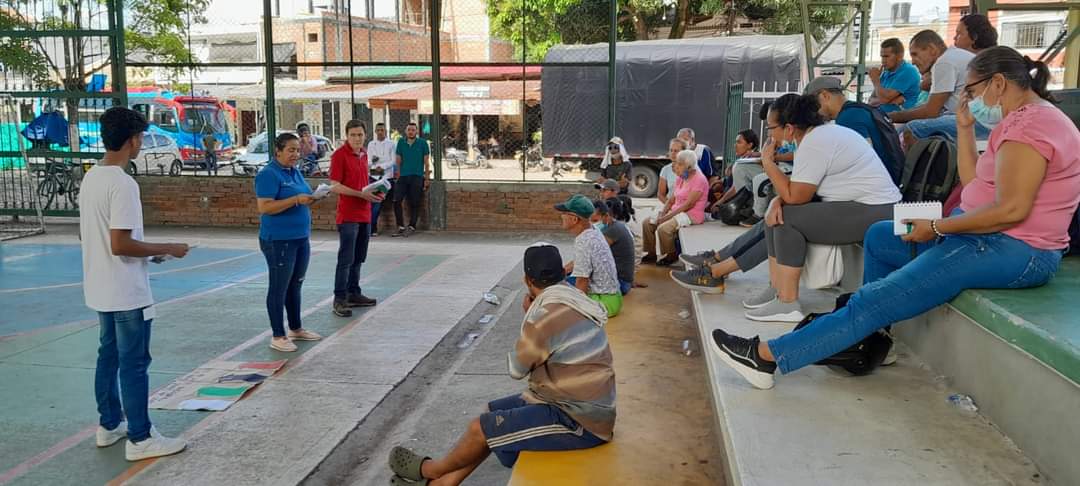 PDPMCentro's tweet photo. A solicitud de los estudiantes de la Escuela de Liderazgo Ambiental, se realizó un primer acercamiento con recicladores de Puerto Salgar con el objetivo de darles a conocer el trabajo del #PDPMC. Además, se hizo un taller sobre Manejo Integral de Residuos Sólidos (MIRS). https://t.co/uTlTp0xd9J