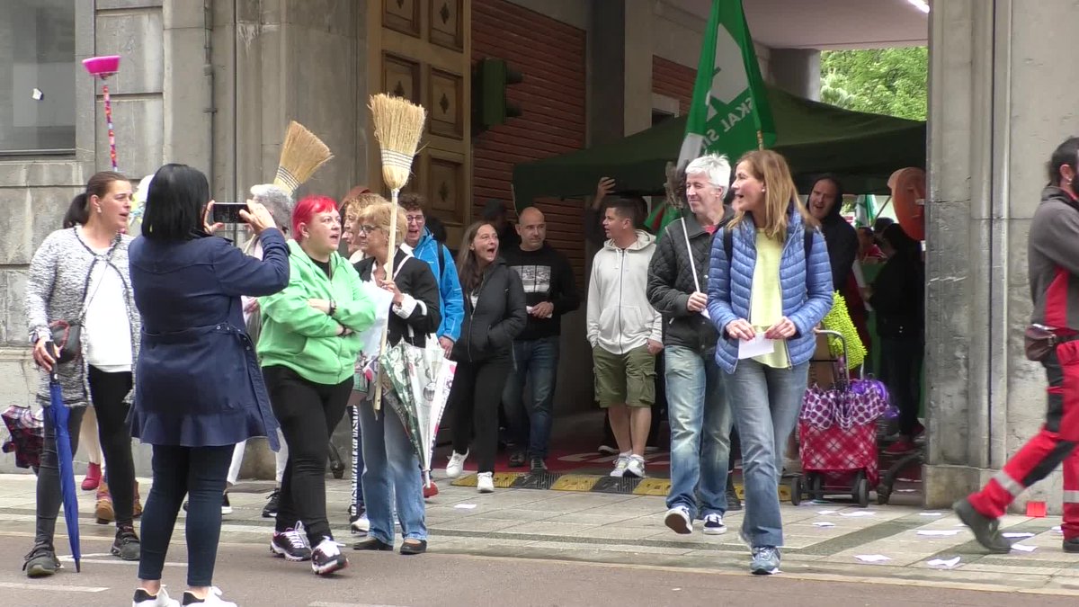 GITBinfo's tweet photo. CAF Irungo garbitzaileen protesta Beasainera ekarri dute.
👉https://t.co/zT1PRMhVm6 https://t.co/ny3hPvCGXZ