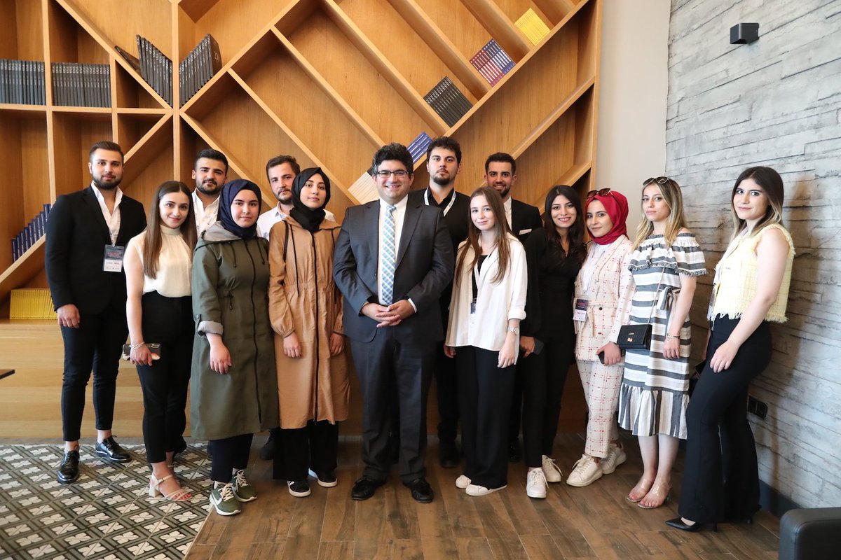 hkunv's tweet photo. Sermaye Piyasası Kurulu Eski Başkan Vekili ve Öğretim Üyesi Dr. Taha Meli Arvas, HKÜ Öğrencilerine tecrübelerini paylaştı.
Piyasalar, sektörel gelişimler ve mesleki edinimler hakkında bilgiler veren Arvas, iş hayatında dikkat edilmesi gereken konuların tüyolarını anlattı 🏦💰👨‍💼👩‍💻 https://t.co/lxfb2KAG4r