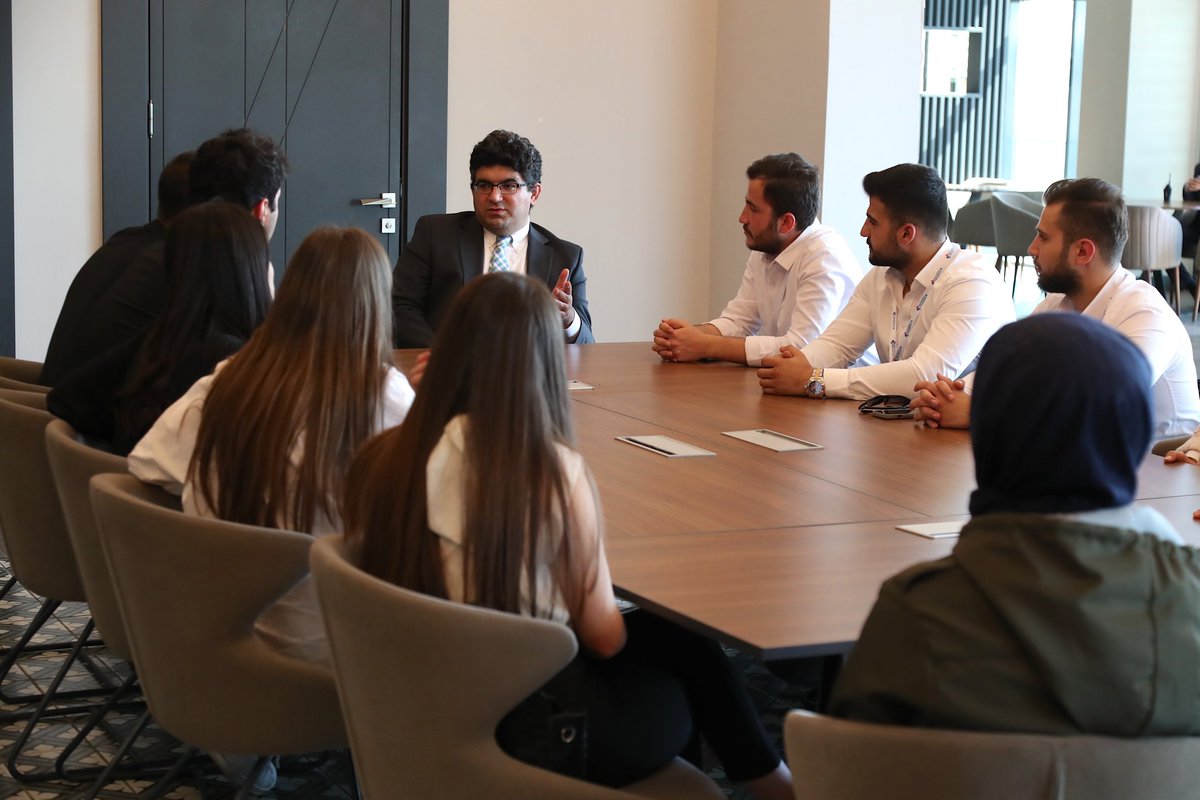 Sermaye Piyasası Kurulu Eski Başkan Vekili ve Öğretim Üyesi Dr. Taha Meli Arvas, HKÜ Öğrencilerine tecrübelerini paylaştı.
Piyasalar, sektörel gelişimler ve mesleki edinimler hakkında bilgiler veren Arvas, iş hayatında dikkat edilmesi gereken konuların tüyolarını anlattı 🏦💰👨‍💼👩‍💻